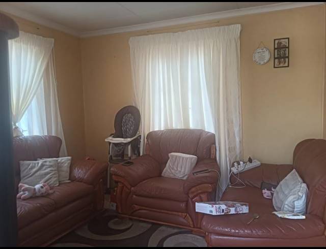 3 BEDROOM HOUSE FOR SALE IN MAHUBE VALLEY